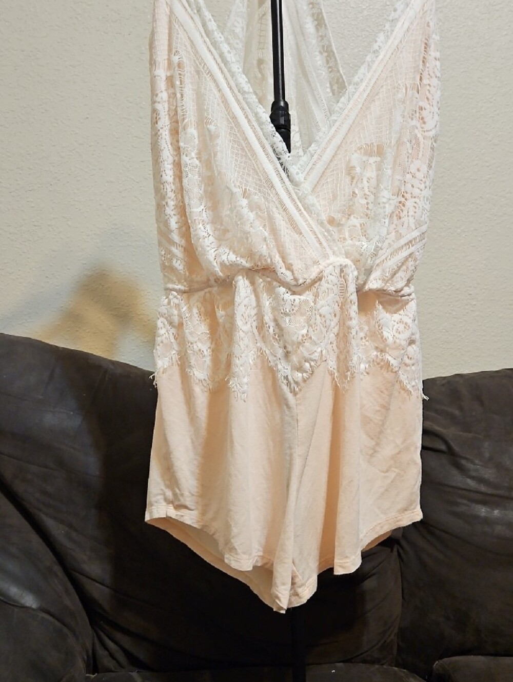 VENUS Blush Lace-Trim Romper - Picture 3 of 7